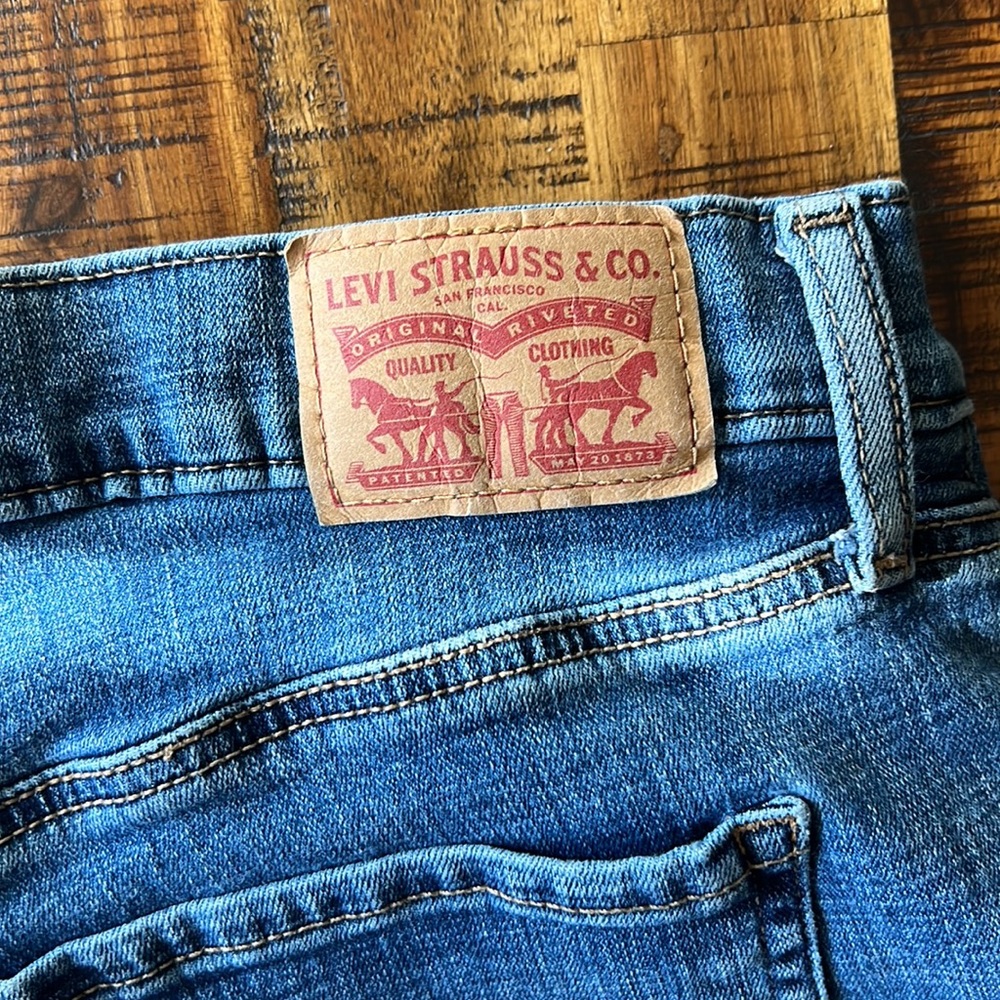 Levi’s Mid Length Jean Shorts - Picture 4 of 6